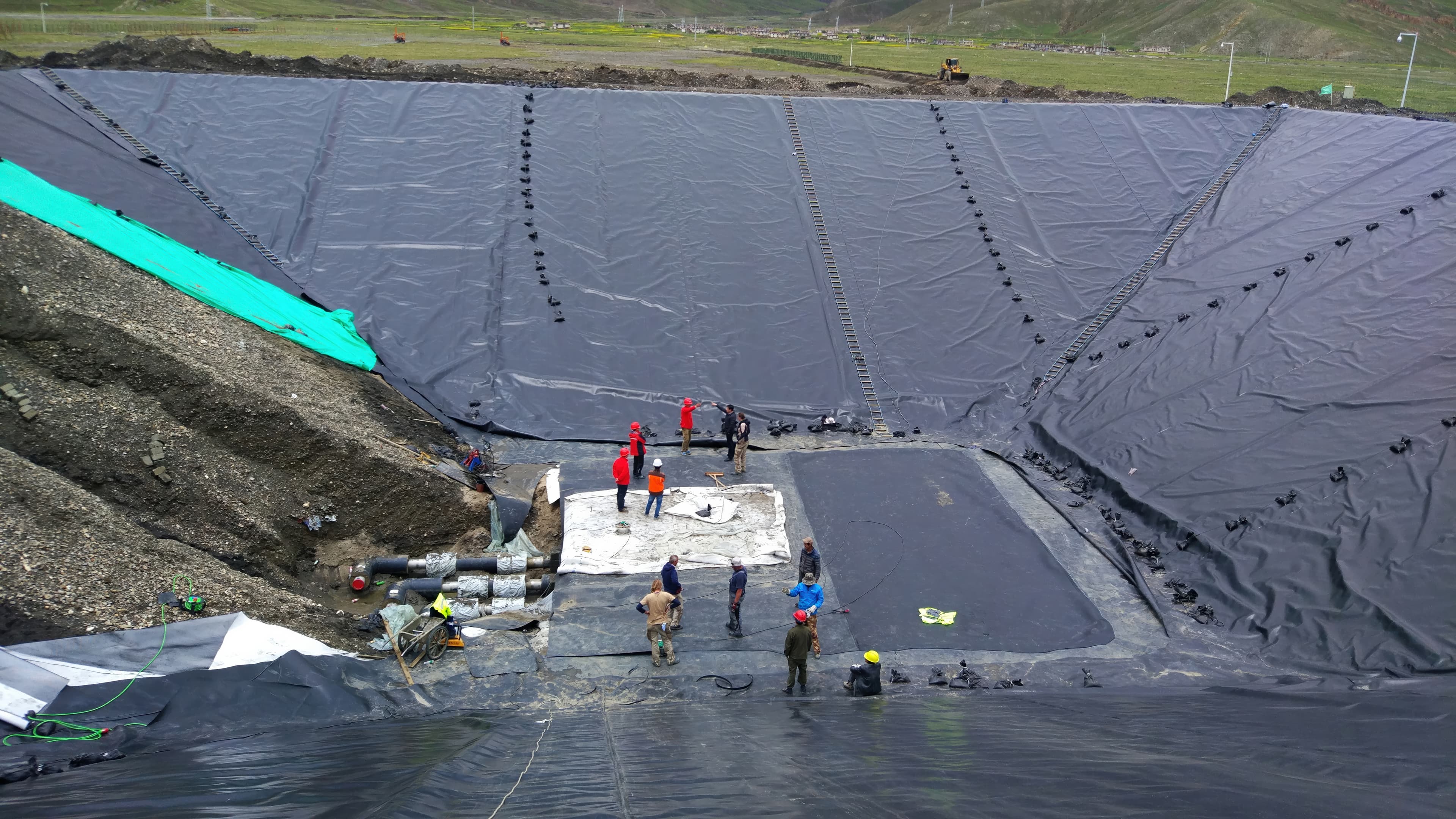 Solmax’s German installation team completed approximately 32,000 m² of geosynthetics, delivering a multilayer system of sealing, protection, and drainage within seven months.