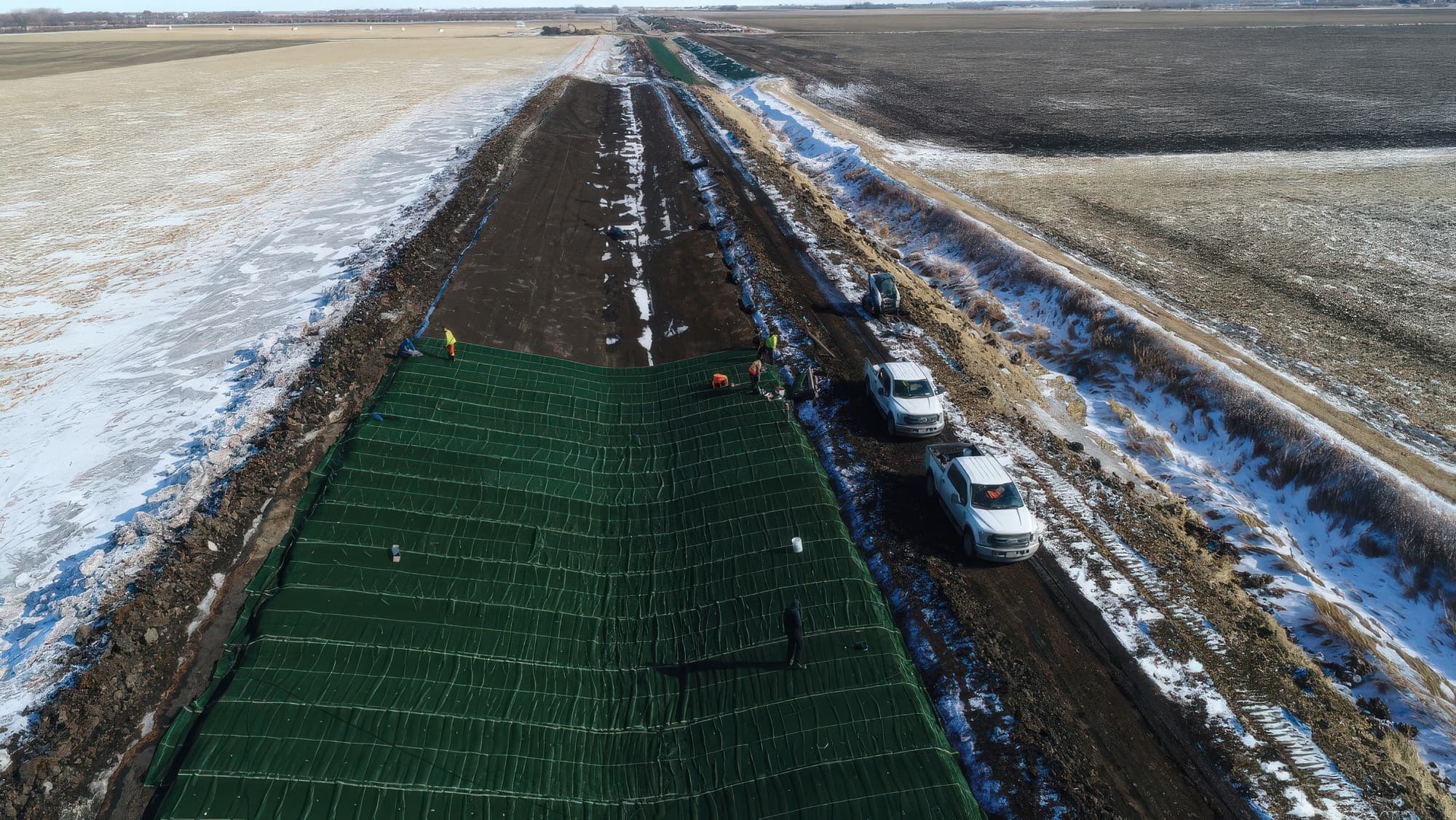 The installation of 38,000 m² of PROPEX® Armormax® provided long-term flood protection, outperforming riprap while promoting natural vegetation growth.