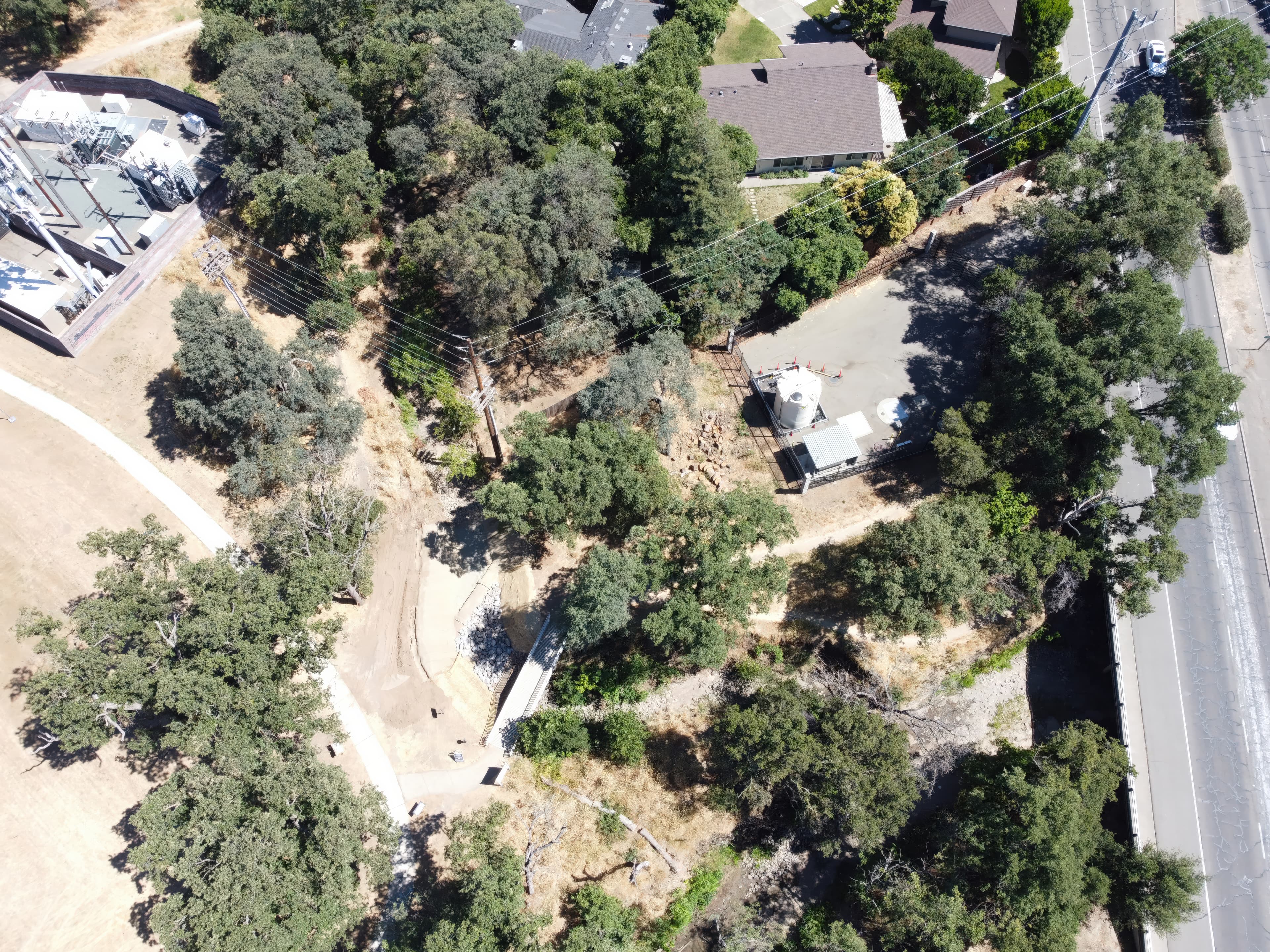 Installation of PROPEX erosion-control systems along one of the Sacramento Area Sanitary District’s creek sites, where steep, flood-damaged slopes required lightweight, hand-carried materials.