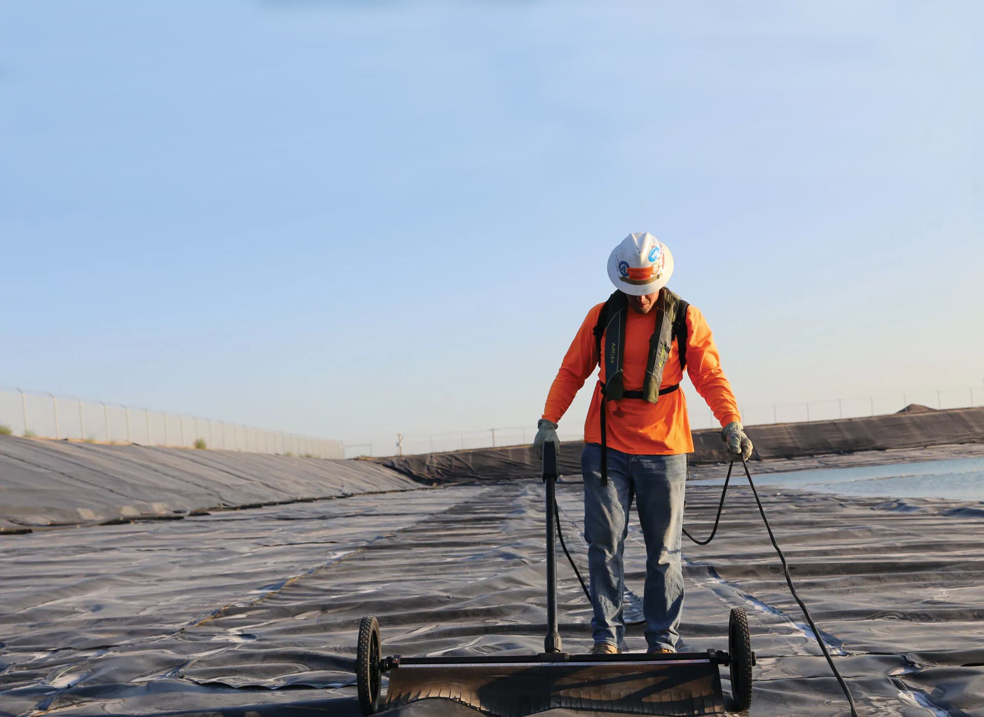 At the Florence Copper mine in Arizona, a pond built in 1997 with GSE Leak Location liner, operated for 24 years. Initially underutilized, its expansion required inspection of the exposed geomembrane.