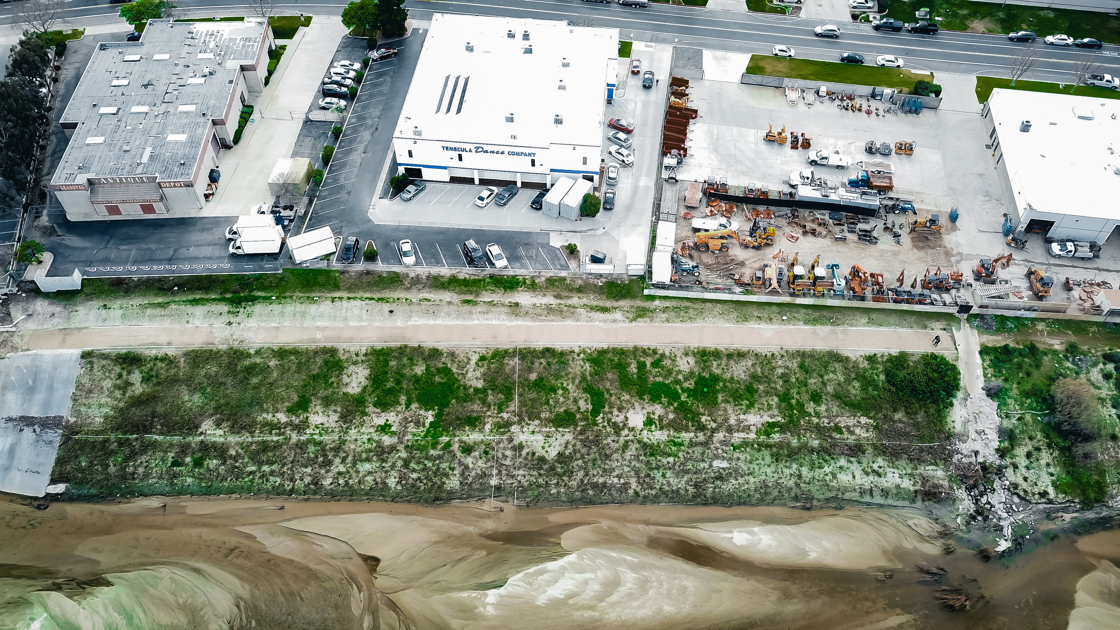 Murrieta Creek's flood control project uses PROPEX Armormax for erosion protection and environmental restoration, ensuring safety and water quality for 75 years.