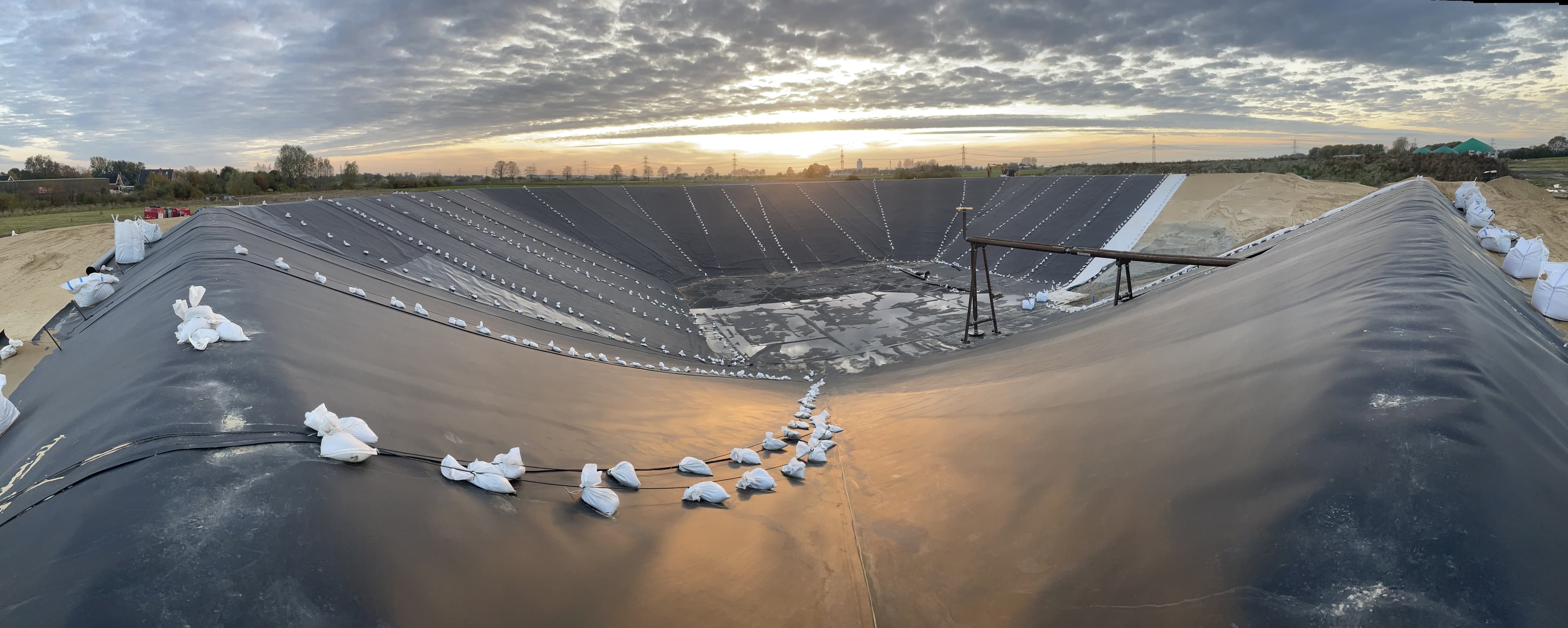 Decarbonizing district heating with pit thermal energy storage in Meldorf
